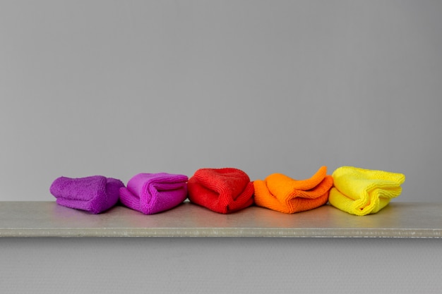 Un set di panni in microfibra colorati per la pulizia.