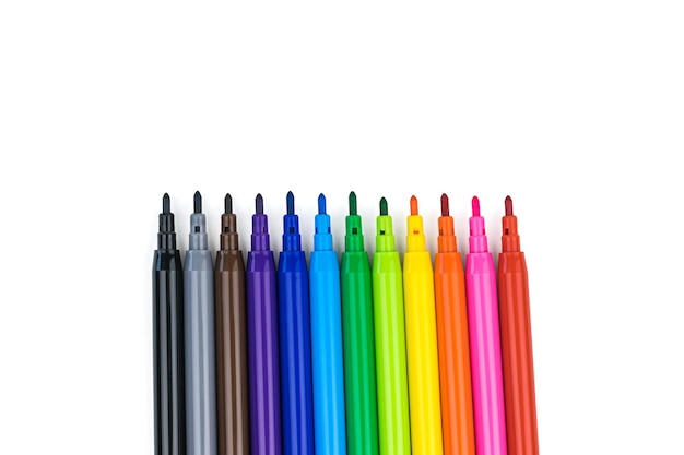 Un set di pennarelli per il disegno isolato su uno sfondo bianco