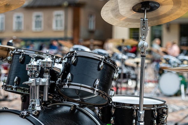 Un set di piastre in un set di batteria In un concerto di musica a percussione messa a fuoco selettiva primo piano