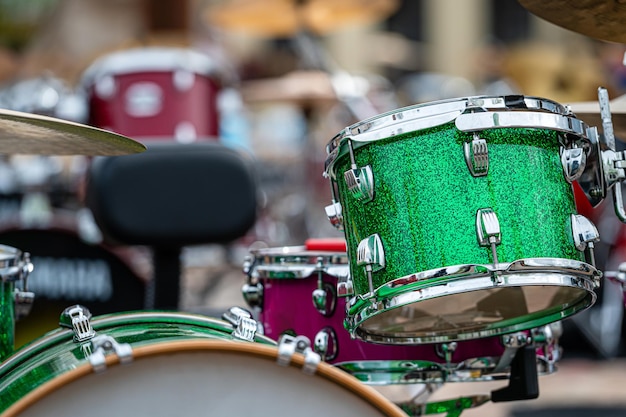 Un set di piastre in un set di batteria In un concerto di musica a percussione messa a fuoco selettiva primo piano