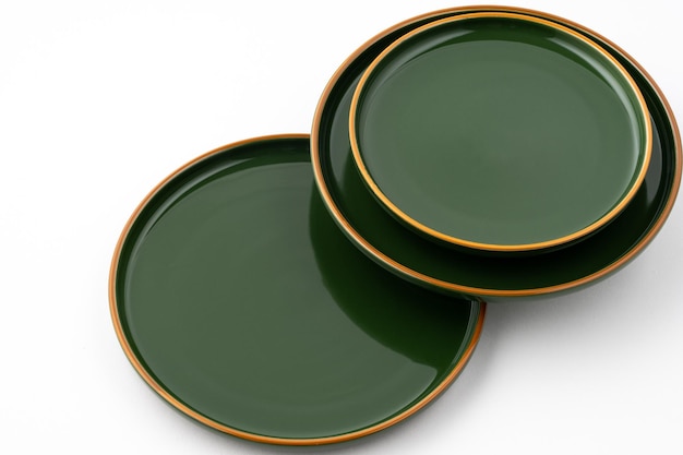 Un set di piatti in ceramica verde su sfondo bianco