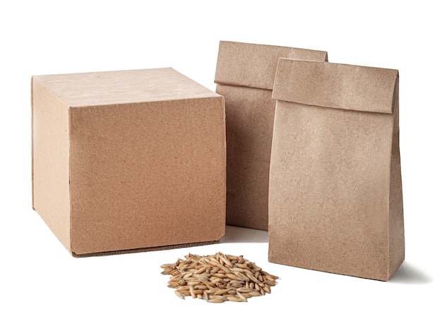 Un set di sacchetti di carta per prodotti sfusi di carta kraft e scatole per il trasporto Sfondo bianco