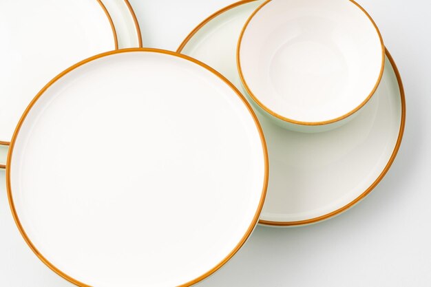 Un set di stoviglie in ceramica isolato su sfondo bianco