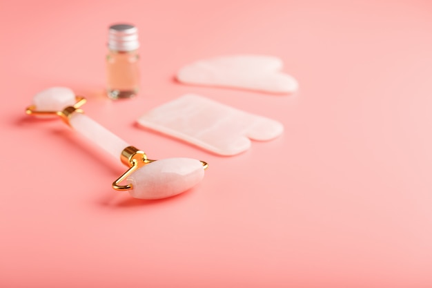 Un set di strumenti per la tecnica di massaggio del viso Gua Sha realizzato in quarzo rosa naturale