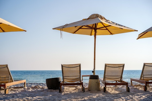 Un set di tavoli e sedie per i turisti in spiaggia