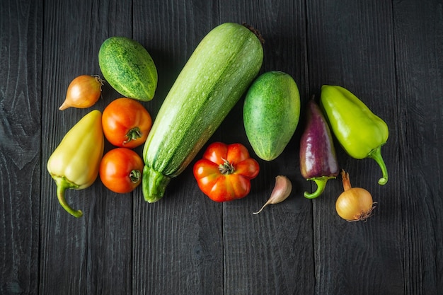 Un set di verdure fresche per una dieta a base di insalata su un tavolo vintage Cucinare insalata nella cucina del ristorante