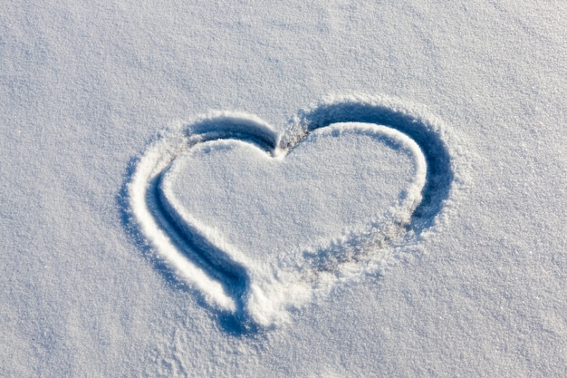 Un simbolo del cuore disegnato sulla neve