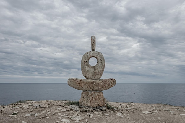 Un simbolo mistico di pietra in riva al mare.