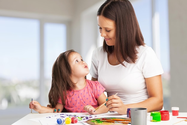 Un simpatico bambino con il disegno della madre