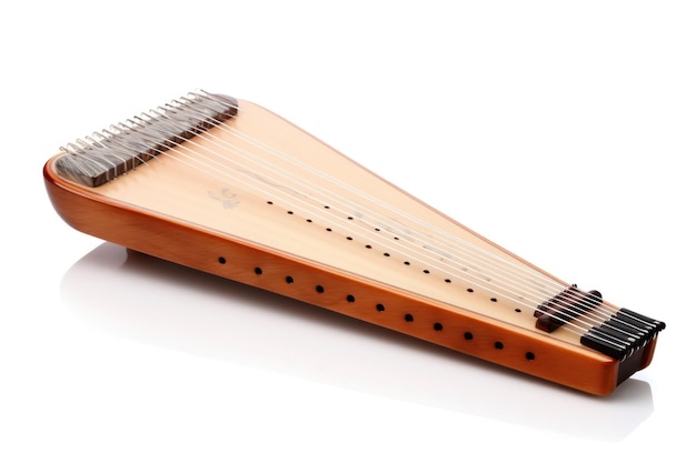 un singolo strumento musicale Zither isolato su un dorso bianco