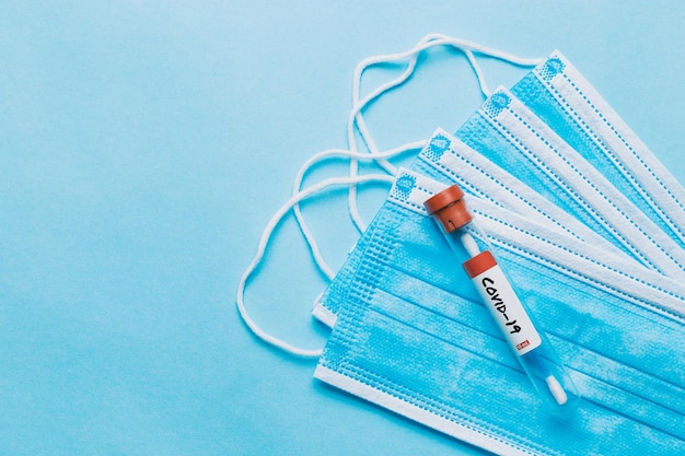 Un singolo tubo di prova di vetro contenente un tampone per il test del coronavirus