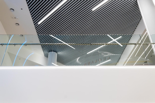 Un soffitto di vetro con un soffitto bianco e una x blu sopra.