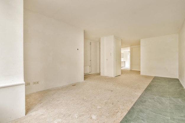 Un soggiorno con pavimento piastrellato e pareti bianche