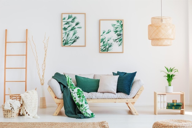 Un soggiorno con un divano e una pianta sul muro