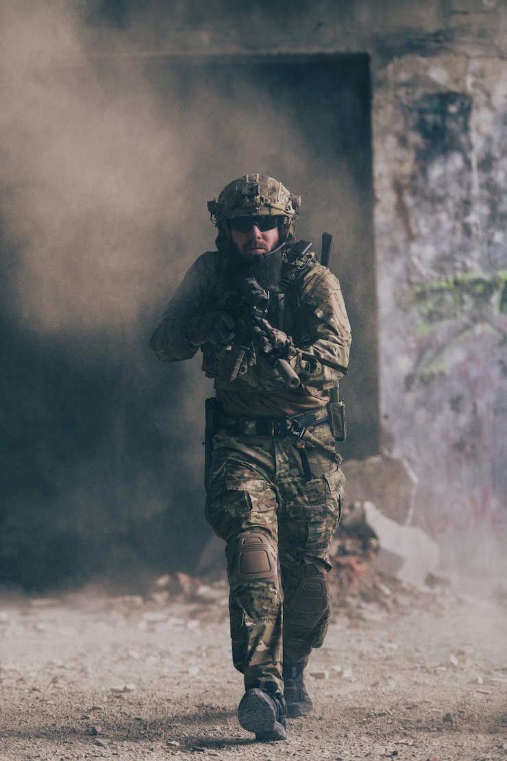 Foto un soldato barbuto in uniforme delle forze speciali in una pericolosa azione militare in un'area nemica pericolosa focalizzazione selettiva