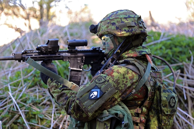 Un soldato che indossa un'uniforme mimetica con la scritta esercito sulla manica.