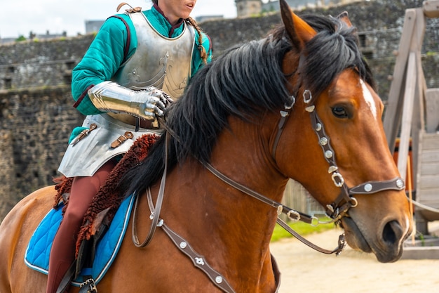 Un soldato medievale a cavallo al castello di Fougeres. Regione della Bretagna, dipartimento Ille et Vilaine, Francia