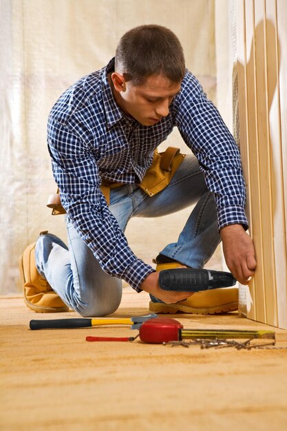 Un solo uomo lavora nella stanza di legno