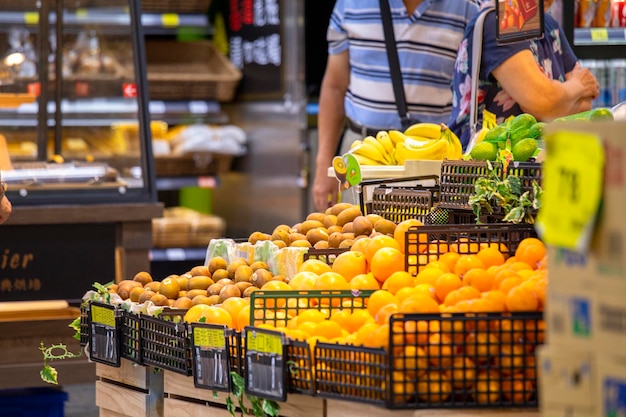 Un supermercato luminoso nella comunità, che mostra una vasta gamma di frutta e verdura e merci