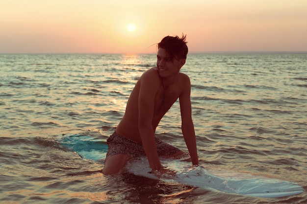 Un surfista al tramonto.