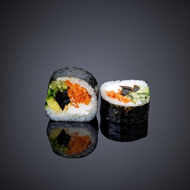 Un sushi che si trova su uno sfondo nero