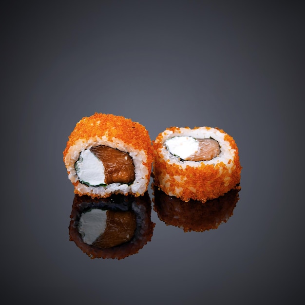 Un sushi che si trova su uno sfondo nero