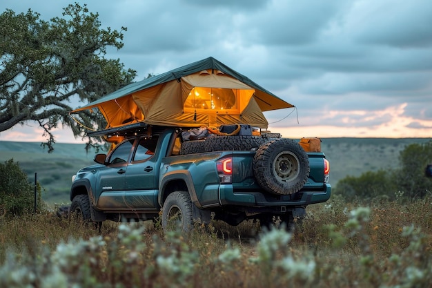 Un SUV con una tenda sul tetto nella natura selvaggia Viaggia in auto