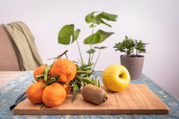 Un tagliere di legno con una varietà di frutta sopra.