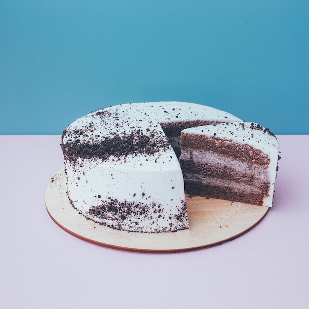 un taglio di torta con panna montata sullo sfondo del tavolo