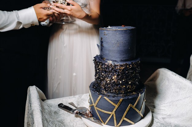 Un taglio ravvicinato di una torta nuziale a un matrimonio