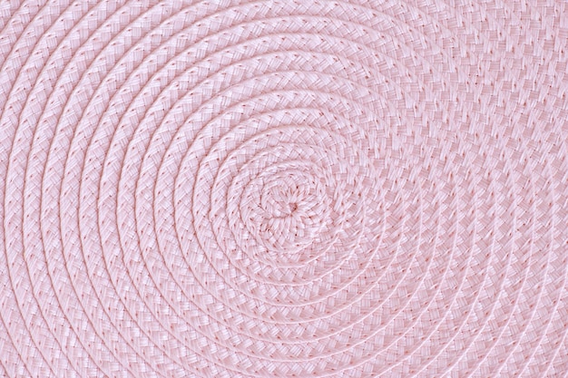 Un tappetino rosa con un motivo a spirale delle spirali.