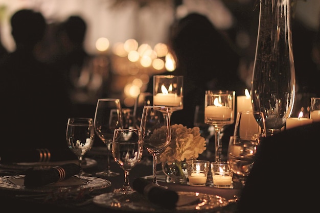 Un tavolo con candele e candele sopra