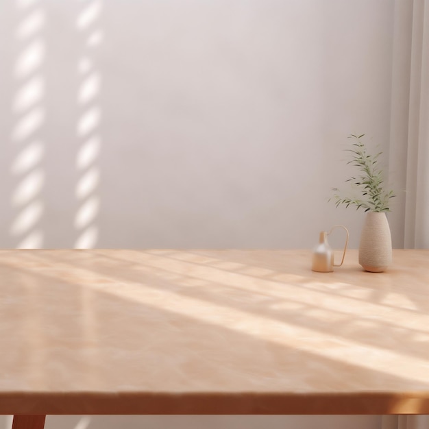 Un tavolo con dentro una pianta e dietro una finestra.