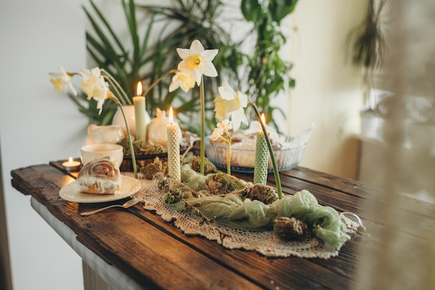 Un tavolo con sopra una candela e dei fiori