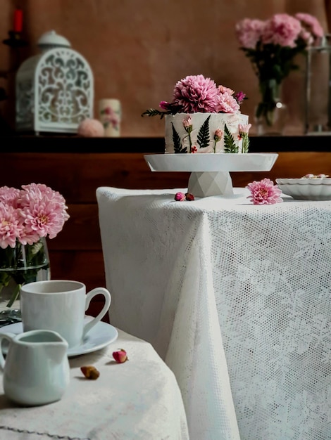 Un tavolo con sopra una torta e sopra una torta