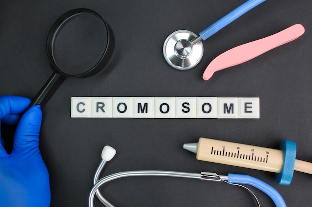 Un tavolo con un cartello che dice cromosoma