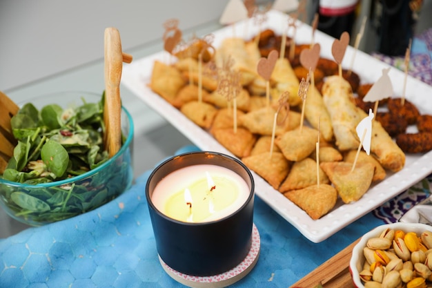 Un tavolo con un piatto di cibo e una candela con sopra la scritta "cibo".