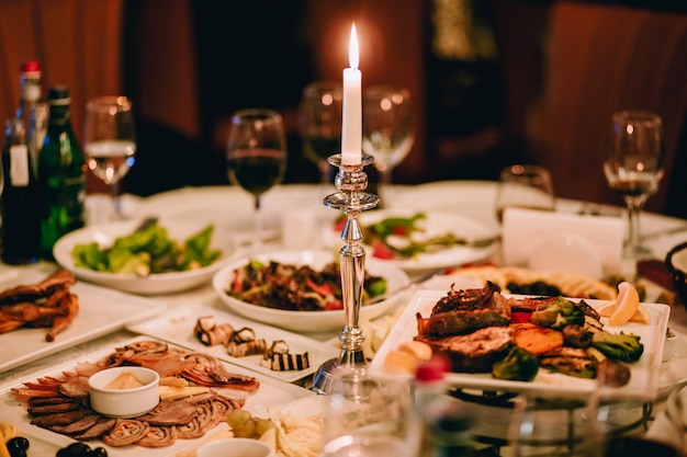 Un tavolo da pranzo con piatti gustosi nel ristorante