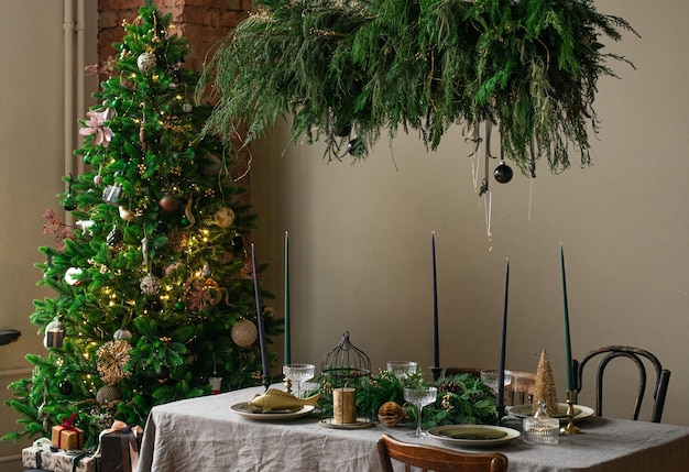 Un tavolo da pranzo di Natale decorato con albero di Natale Menu del ristorante