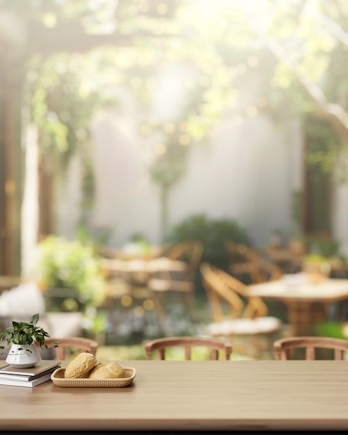 Un tavolo da pranzo in legno all'aperto in un bel ristorante o in un giardino di un caffè