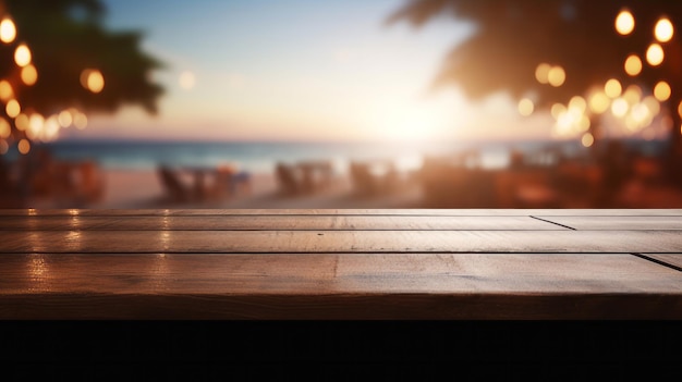 Un tavolo di legno con una spiaggia sfocata sullo sfondo