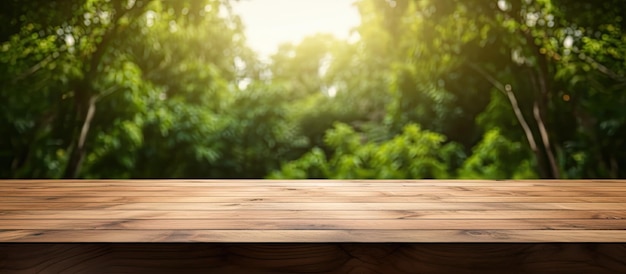 Un tavolo di legno con una superficie vuota è posto su uno sfondo naturale sfocato Questo spazio può