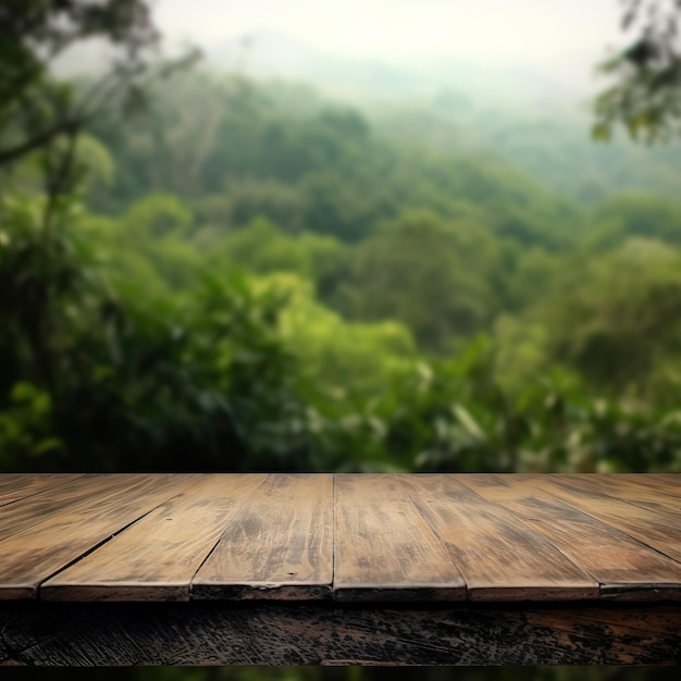 Un tavolo di legno con uno sfondo di foresta