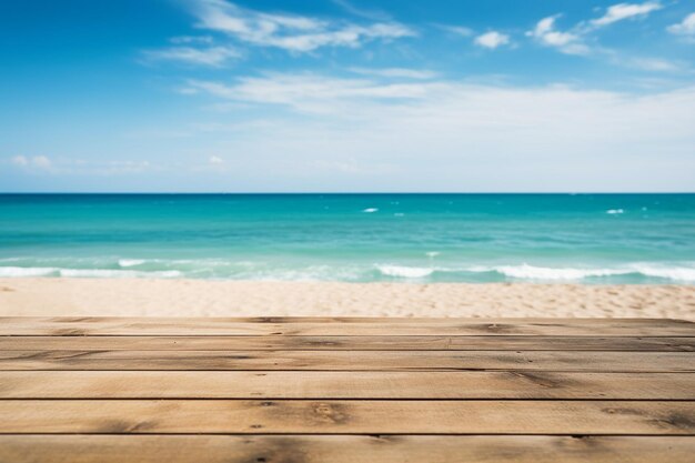 Un tavolo di legno su una spiaggia con un cielo verde e blu sullo sfondo