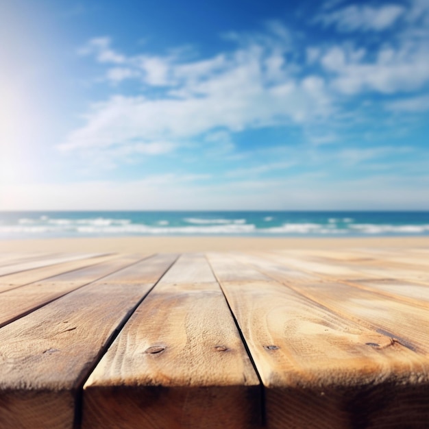 Un tavolo in legno con una spiaggia sullo sfondo