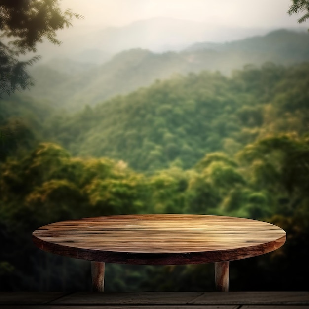 Un tavolo in legno su un balcone con vista sulle montagne sullo sfondo.