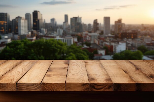 Un tavolo in legno sullo sfondo di una superficie vuota di un moderno edificio per uffici