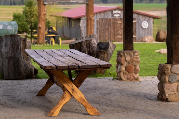 Un tavolo in piedi in un gazebo in legno aperto in piedi sul territorio adiacente alla tenuta