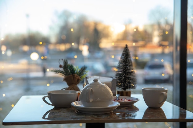 Un tavolo in un caffè con vista sulla città serale