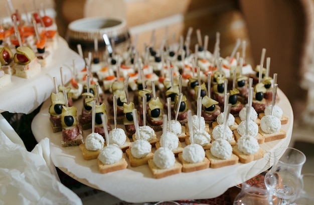 Un tavolo pieno di aperitivi e dessert con una varietà di sapori e texture